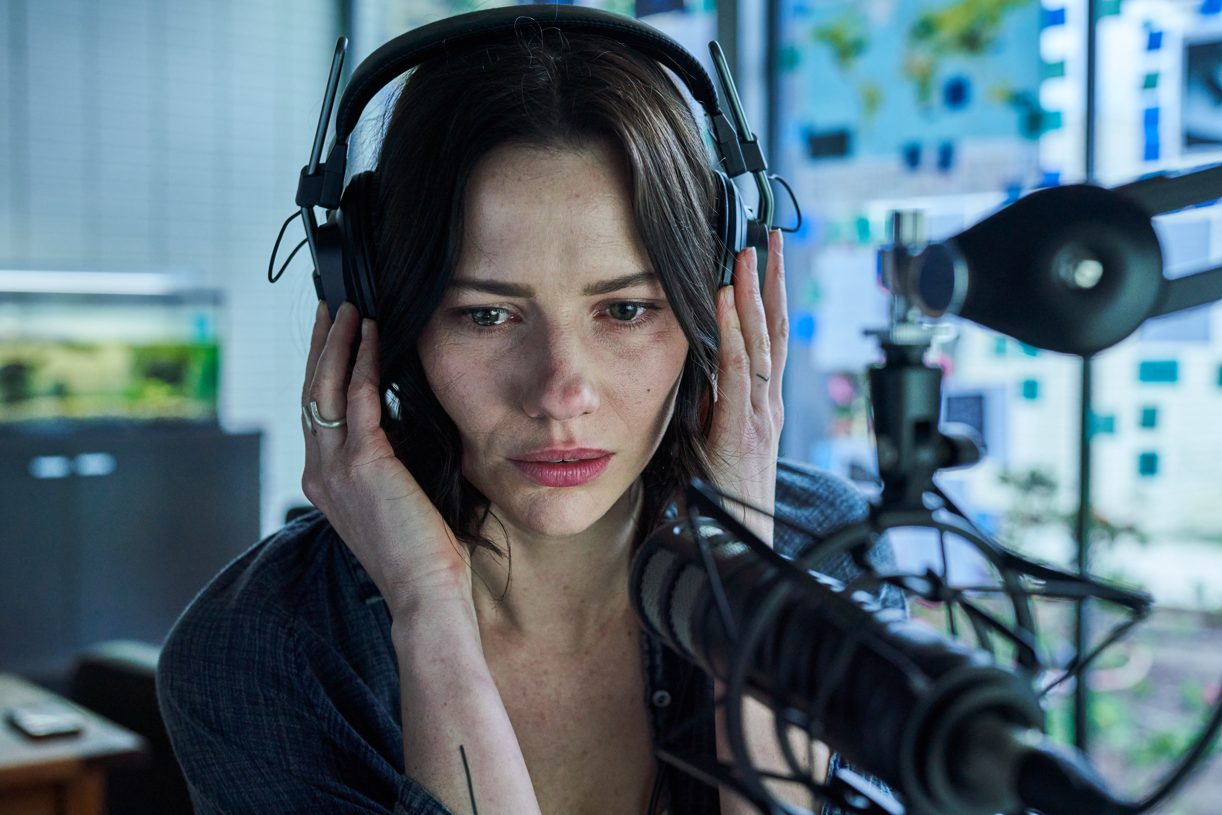 “Evil Dead Rise” star Sullivan Goes Solo in “Monolith” Trailer